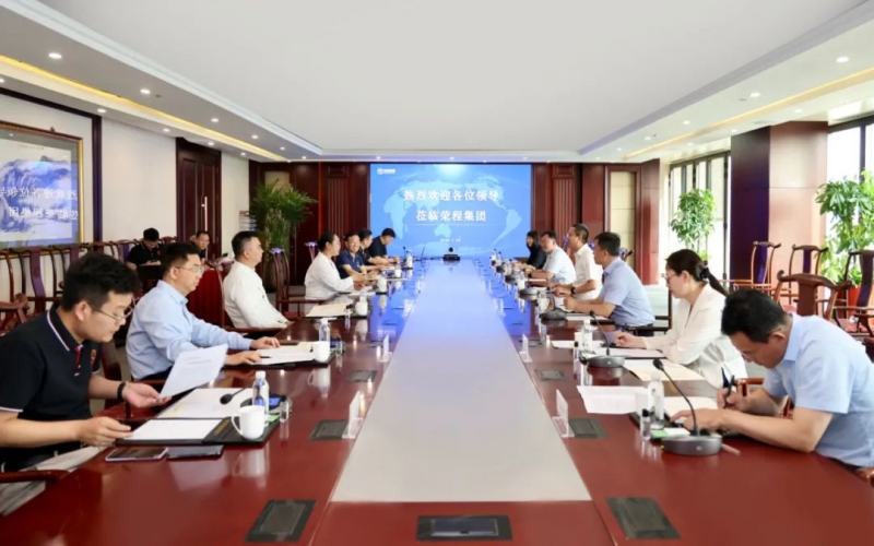 天津经开区党委书记、管委会主任洪世聪一行到QY千亿集团调研服务