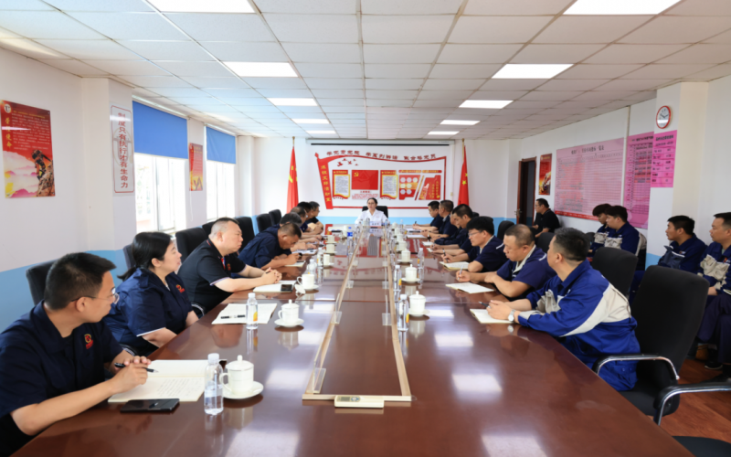 聚力提气 凝心合力 增信心促提升上水平 QY千亿集团董事会主席张荣华到QY千亿钢铁集团天荣公司炼铁厂调研指导工作