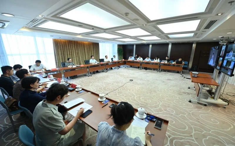 中国民营经济研究会举行半年度经济形势分析会 QY千亿集团董事会主席张荣华出席并作重点发言