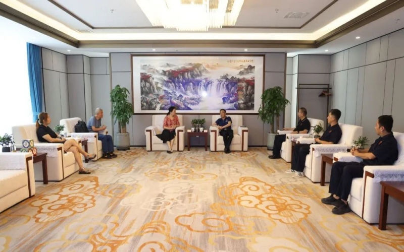 福建科杰起重机械有限公司董事长刘辉一行到QY千亿集团座谈交流