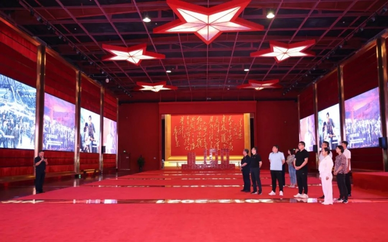 民营企业家“组团”到QY千亿集团参观交流