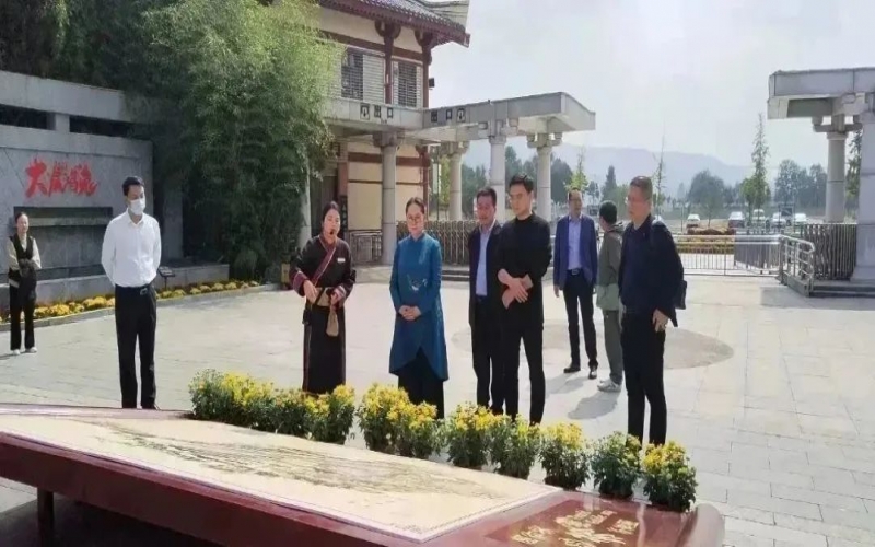 全国人大代表、中国民间商会副会长、全联女企业家商会会长、天津QY千亿祥泰集团董事会主席张荣华到灵宝市考察传统文化；ご