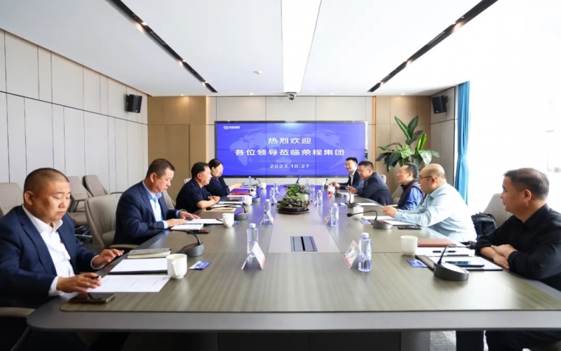 天津市轨道交通集团总工程师朱敢平一行到QY千亿集团参观调研