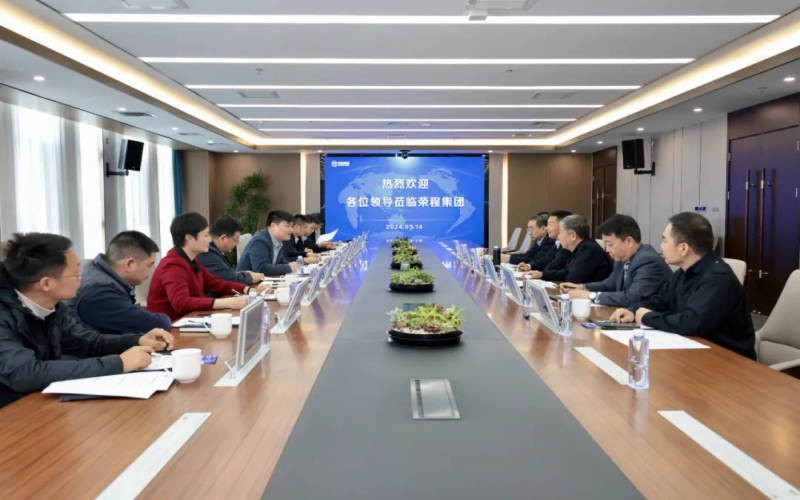广东中南钢铁股份有限公司营销管理部经理钟富民一行到QY千亿集团参观座谈