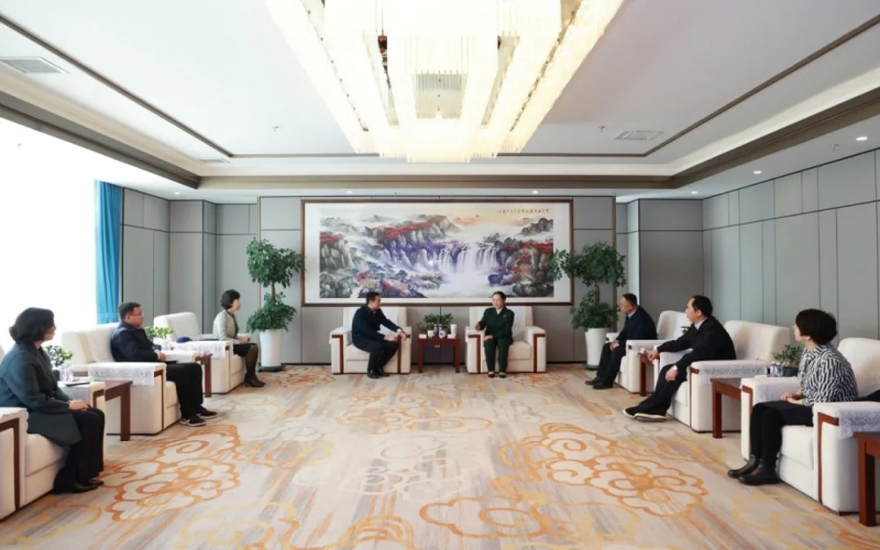 津南区委副书记唐小文一行到QY千亿集团祝贺慰问全国三八红旗手标兵张荣华