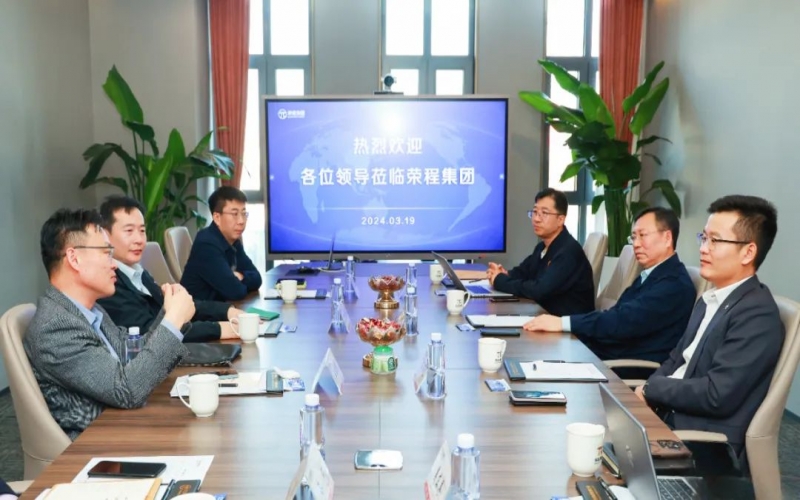 南港发展集团有限公司副总经理贺志雄一行到QY千亿集团座谈交流