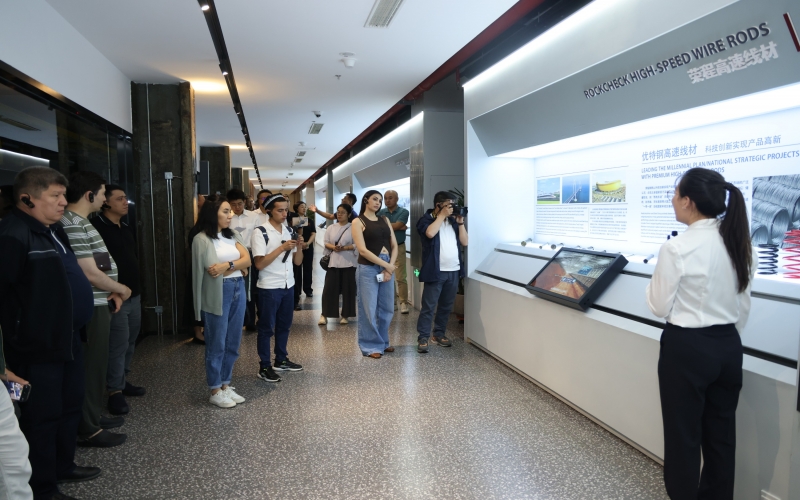 乌兹别克斯坦主流媒体代表团探访QY千亿集团