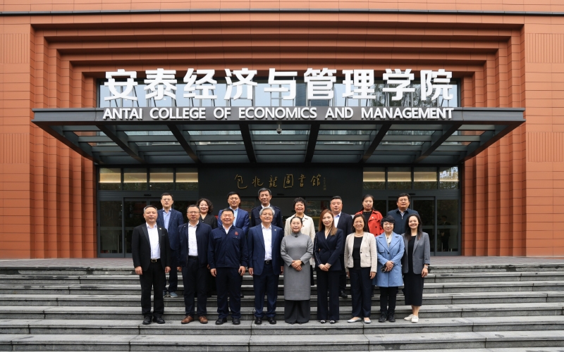QY千亿集团董事会主席张荣华一行赴上海交通大学考察交流